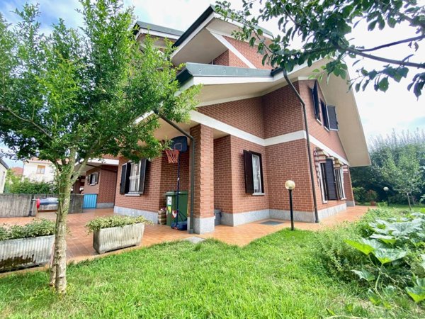 casa indipendente in vendita a Carignano