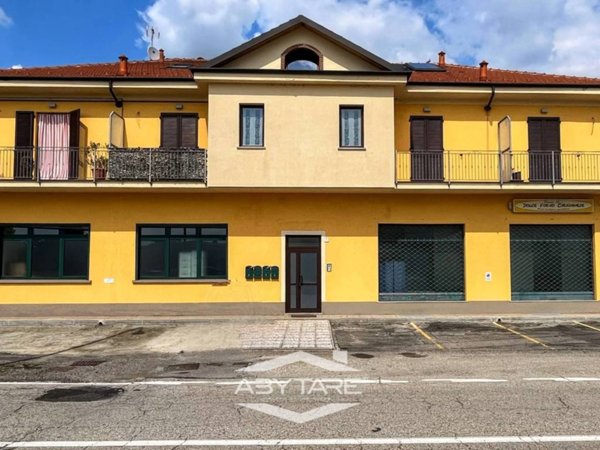 locale commerciale in vendita a Carignano