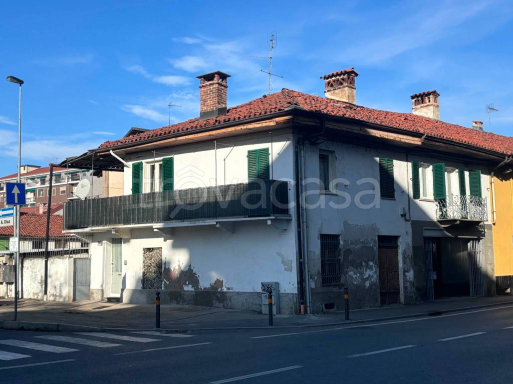 casa indipendente in vendita a Carignano
