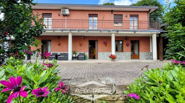 casa indipendente in vendita a Carignano