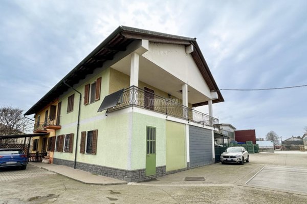casa indipendente in vendita a Carignano
