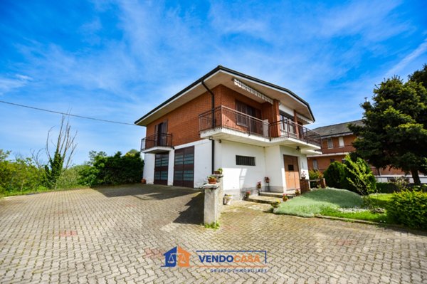 casa indipendente in vendita a Carignano