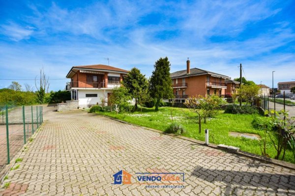 casa indipendente in vendita a Carignano
