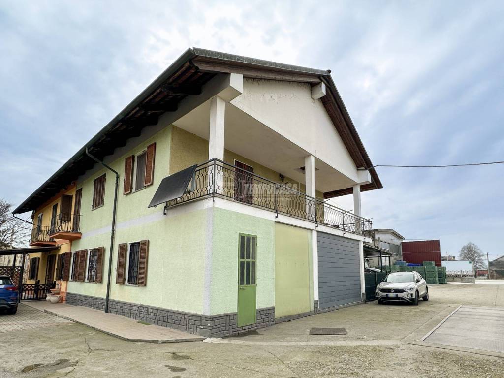 casa indipendente in vendita a Carignano
