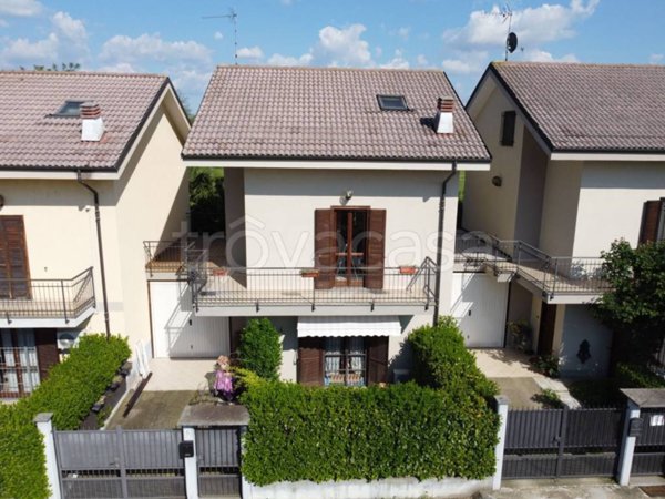 casa indipendente in vendita a Carignano