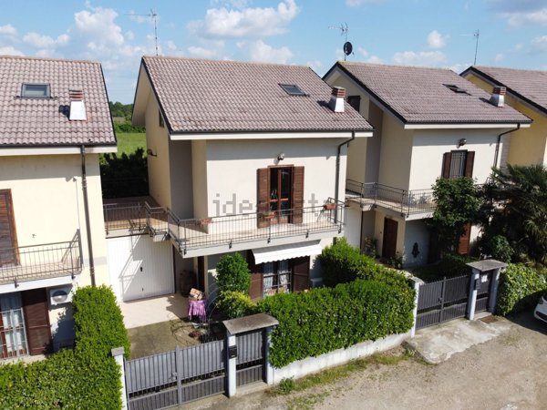 casa indipendente in vendita a Carignano