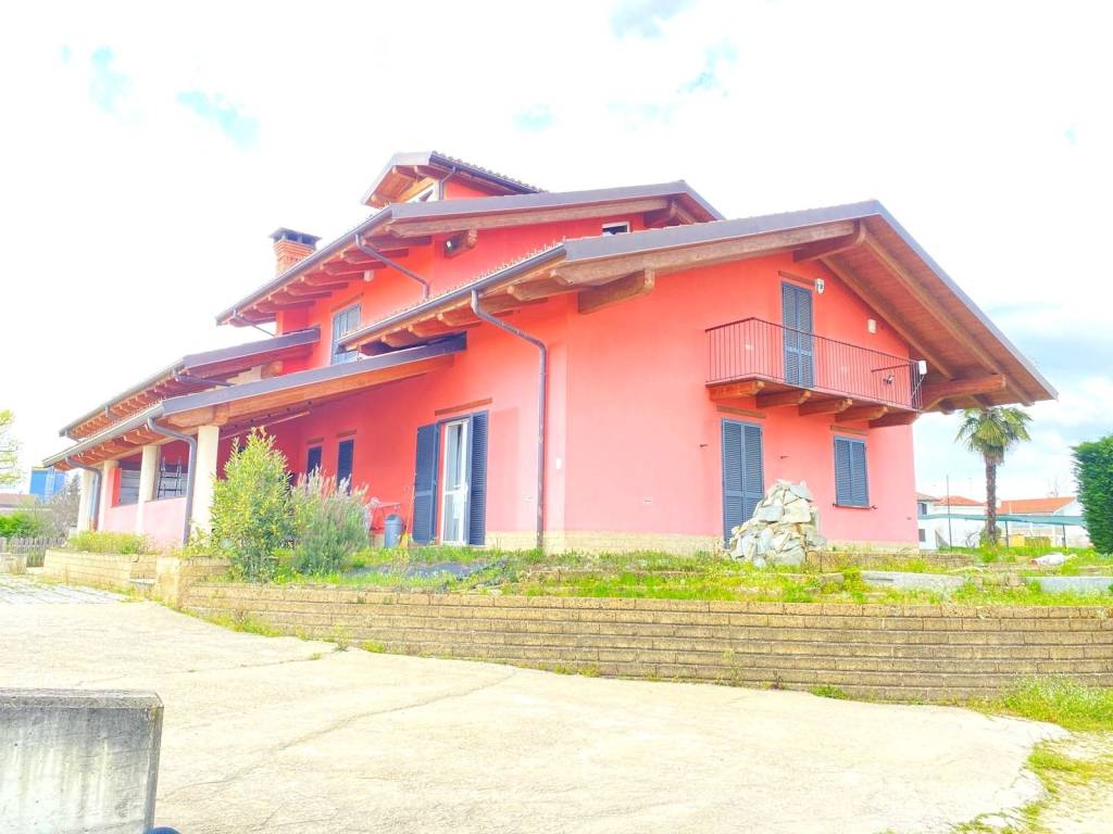 casa indipendente in vendita a Carignano