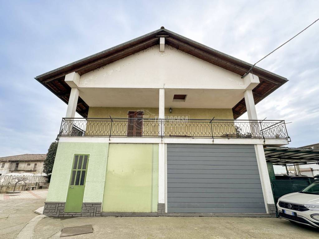 casa indipendente in vendita a Carignano