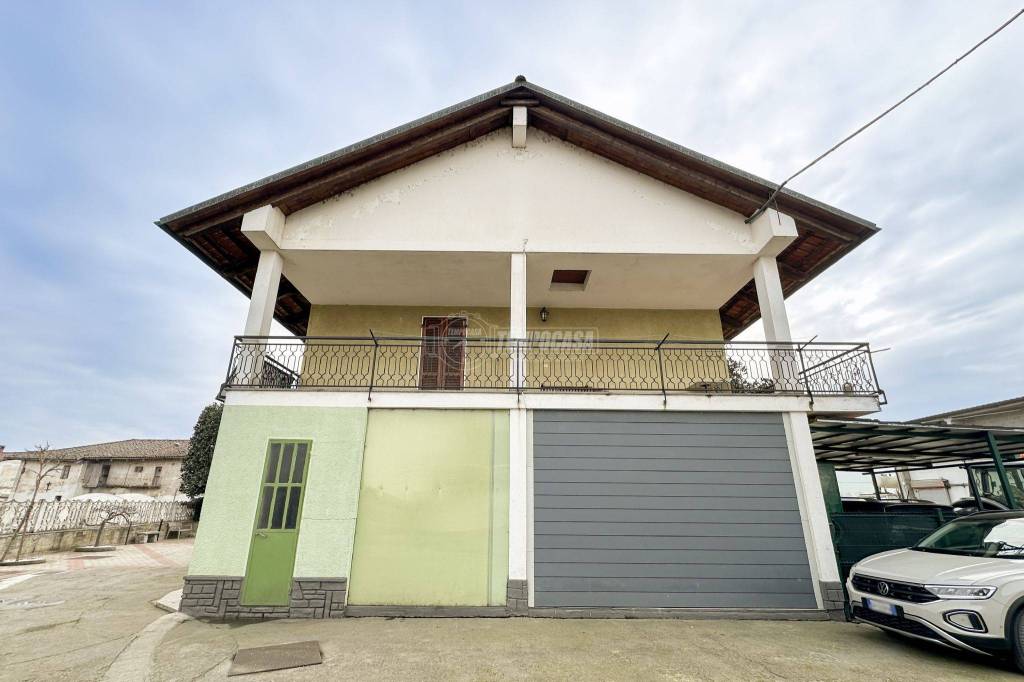 casa indipendente in vendita a Carignano