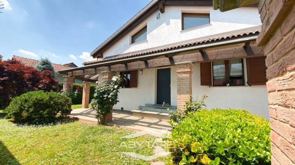casa indipendente in vendita a Carignano