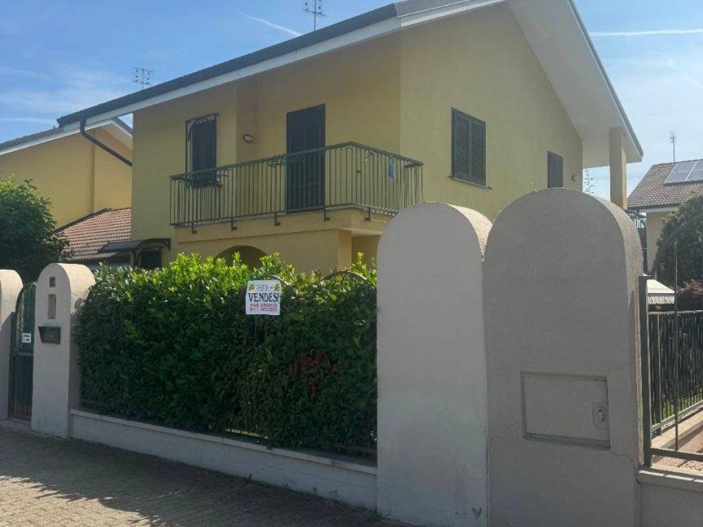 casa indipendente in vendita a Carignano
