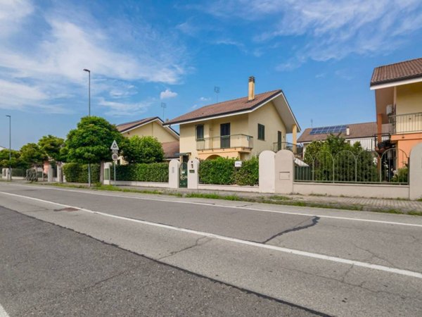casa indipendente in vendita a Carignano