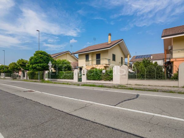 casa indipendente in vendita a Carignano