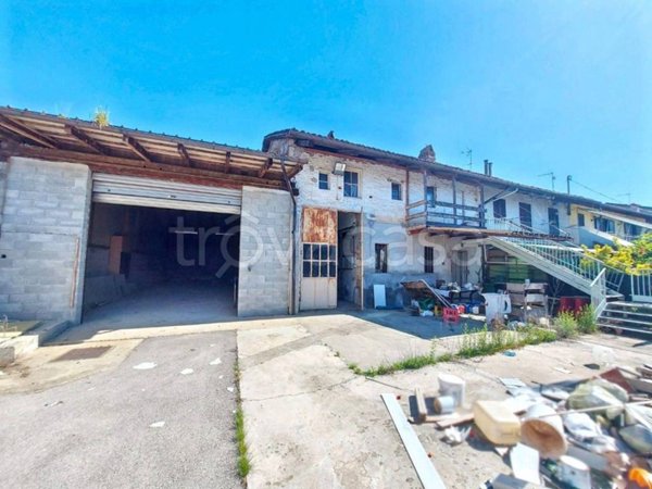 locale commerciale in vendita a Carignano