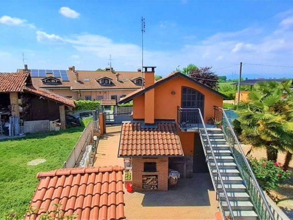 casa indipendente in vendita a Carignano
