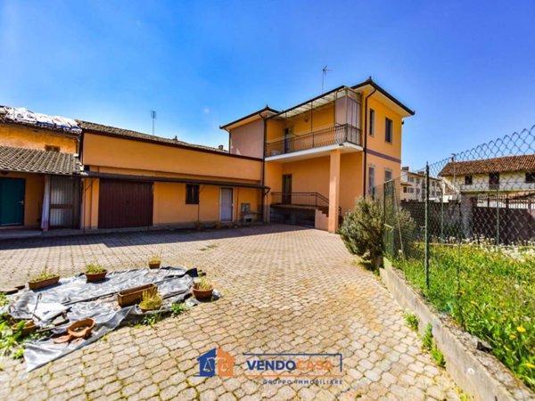 casa indipendente in vendita a Carignano
