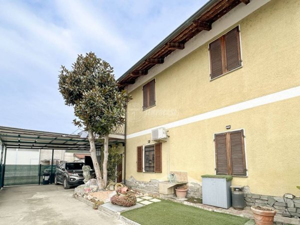 casa indipendente in vendita a Carignano