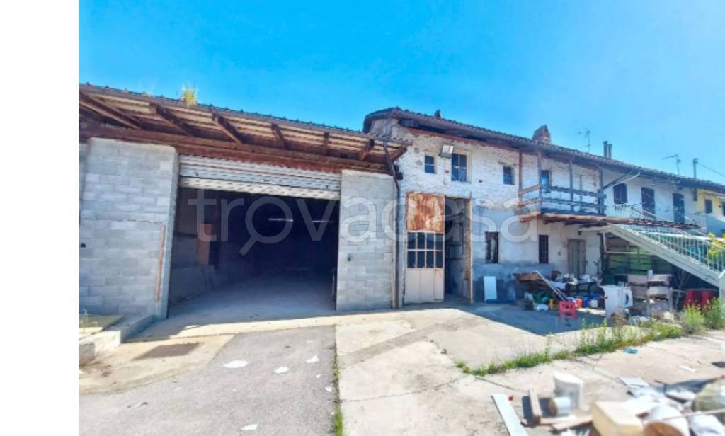 locale commerciale in vendita a Carignano