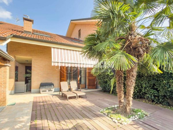 casa indipendente in vendita a Carignano