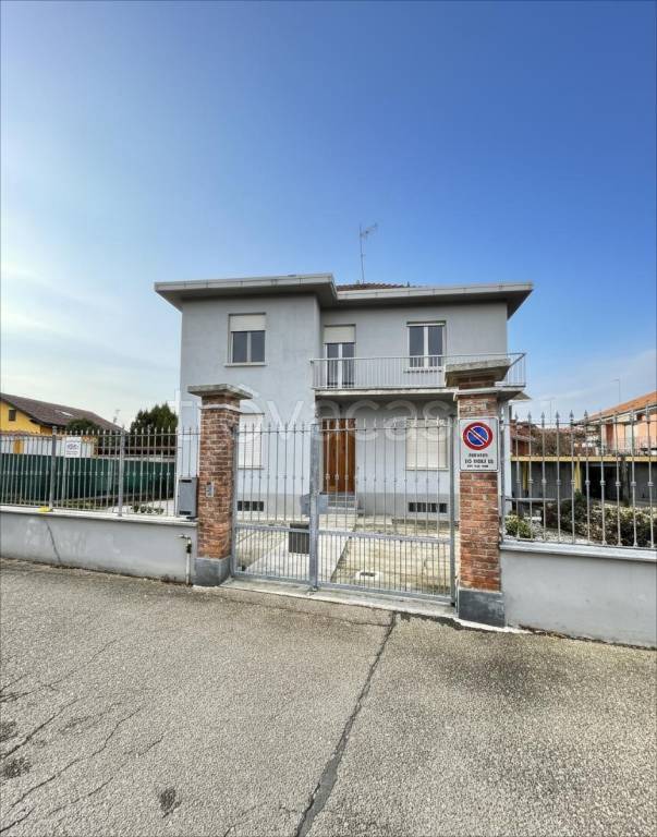 casa indipendente in vendita a Carignano