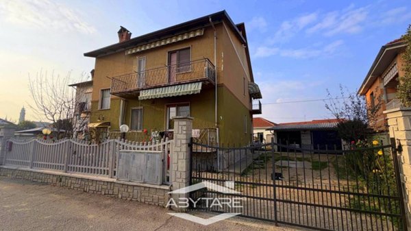 casa indipendente in vendita a Carignano