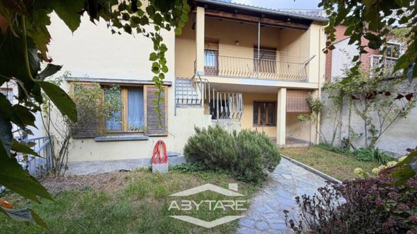 casa indipendente in vendita a Carignano