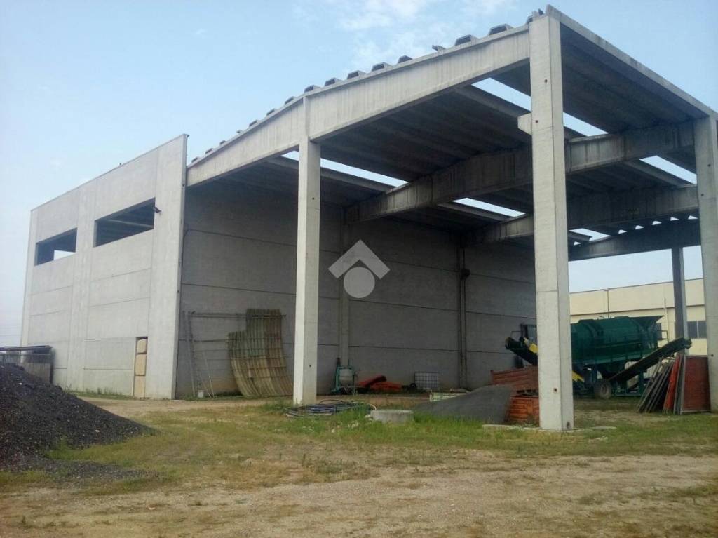 locale commerciale in vendita a Carignano