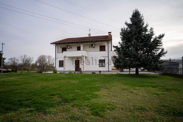 casa indipendente in vendita a Carignano