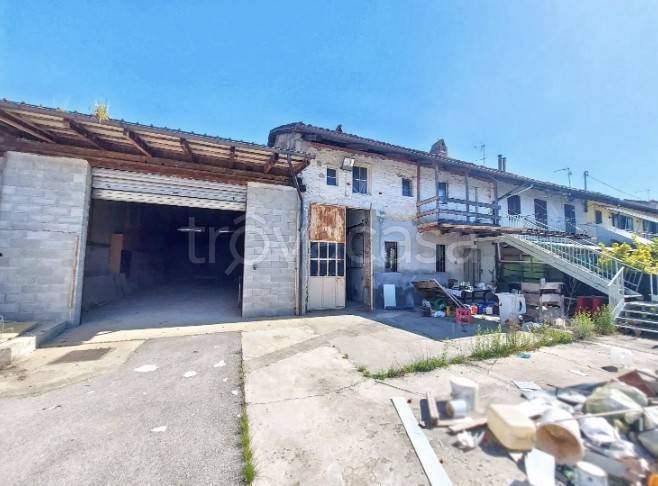 locale commerciale in vendita a Carignano