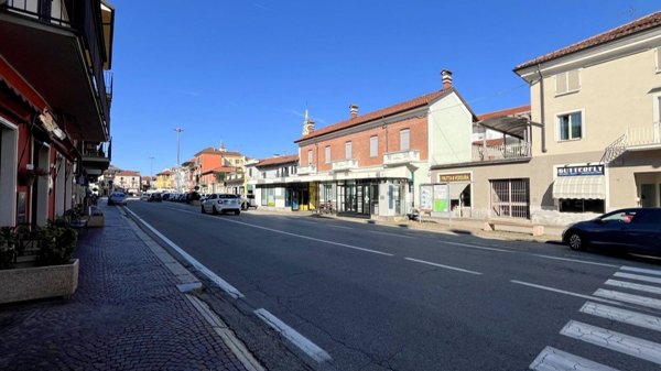 locale commerciale in vendita a Carignano