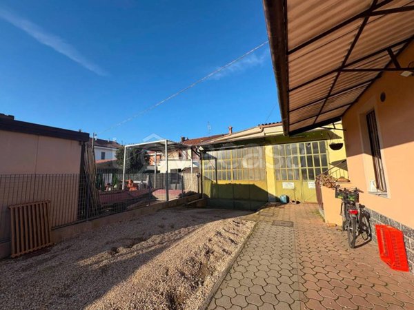 locale commerciale in vendita a Carignano