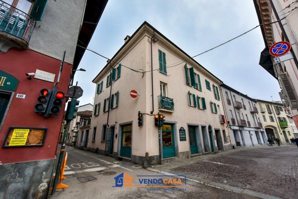 locale commerciale in vendita a Carignano