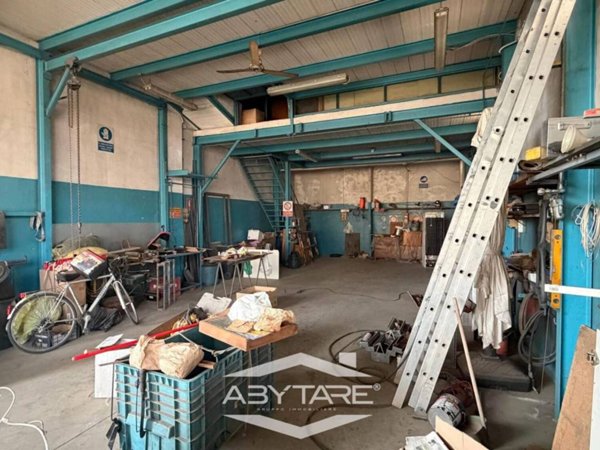 locale commerciale in vendita a Carignano