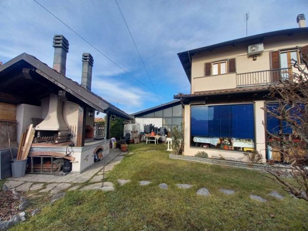 casa indipendente in vendita a Carignano