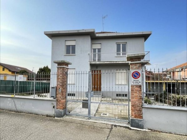 casa indipendente in vendita a Carignano