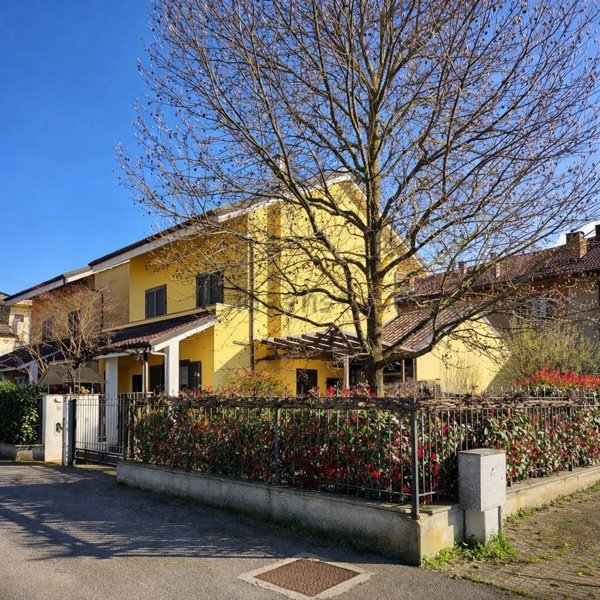 casa indipendente in vendita a Carignano