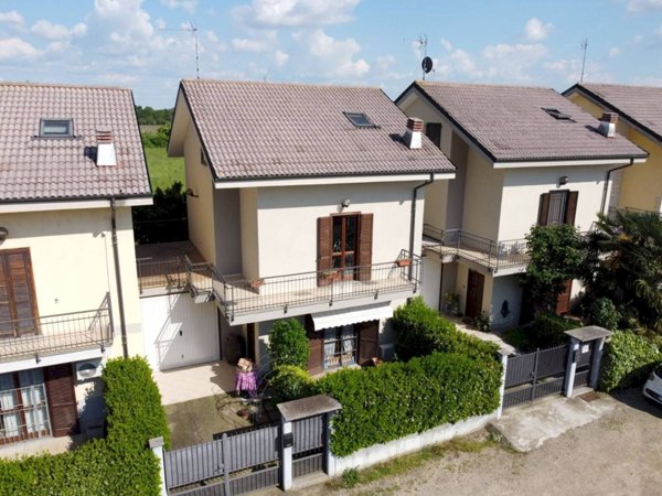 casa indipendente in vendita a Carignano