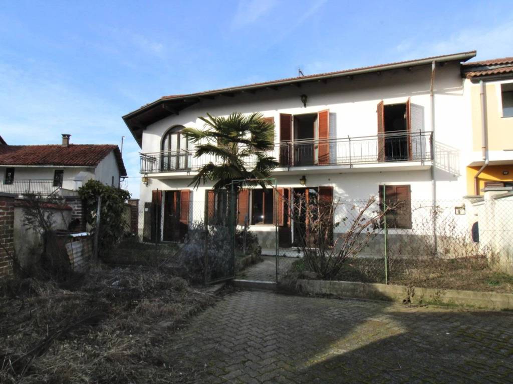 casa indipendente in vendita a Carignano