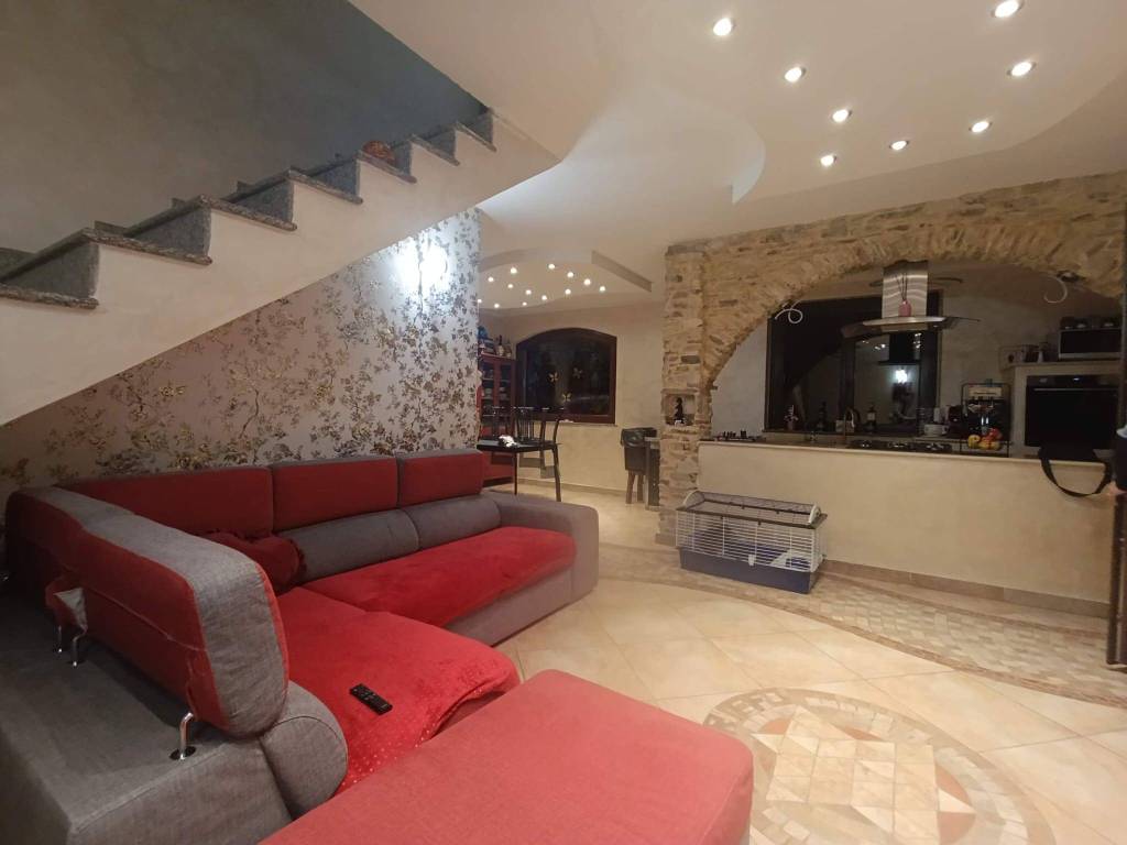 casa indipendente in vendita a Carignano