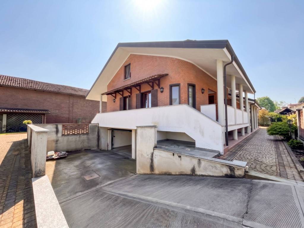 casa indipendente in vendita a Carignano