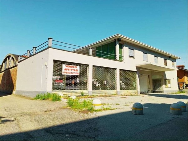 locale commerciale in vendita a Carignano
