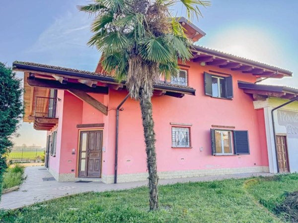 casa indipendente in vendita a Carignano