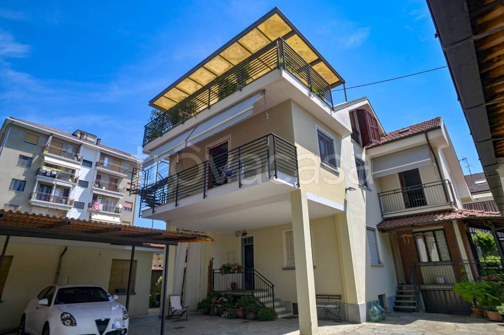 casa indipendente in vendita a Carignano