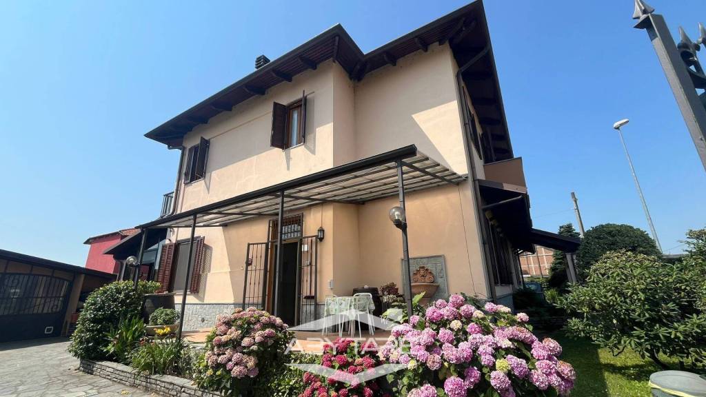 casa indipendente in vendita a Carignano