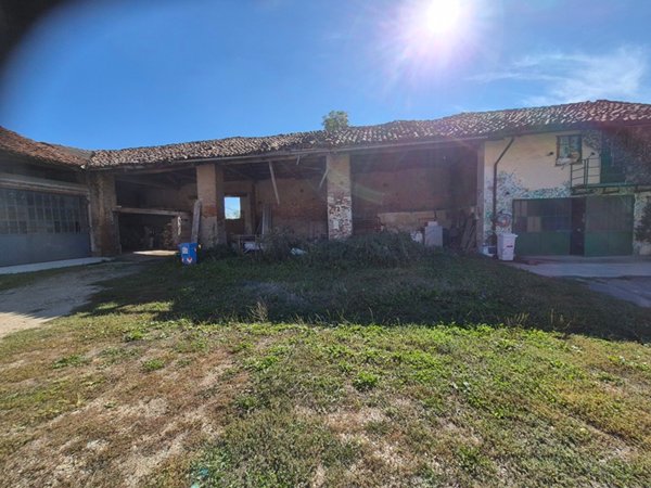 locale di sgombero in vendita a Carignano