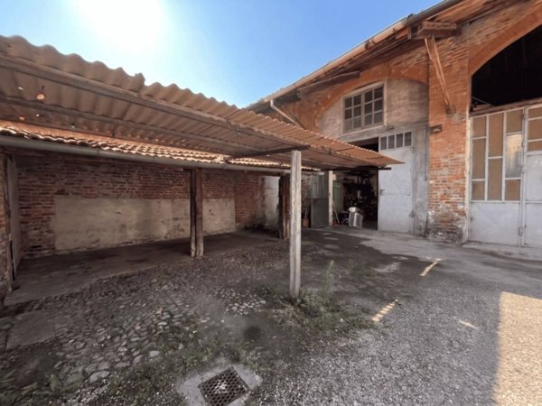 locale commerciale in vendita a Carignano