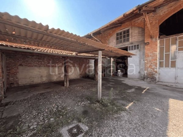 locale commerciale in vendita a Carignano