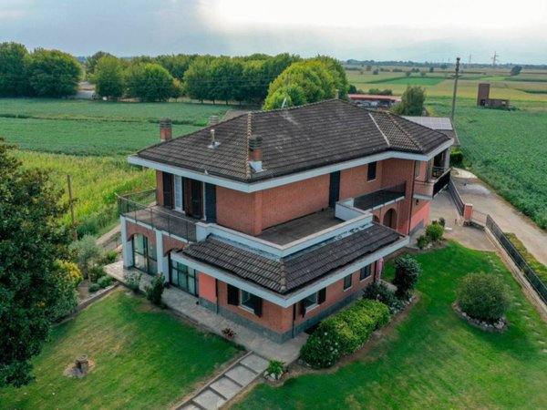 casa indipendente in vendita a Carignano