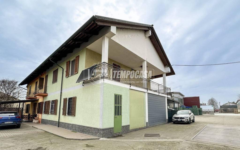 casa indipendente in vendita a Carignano