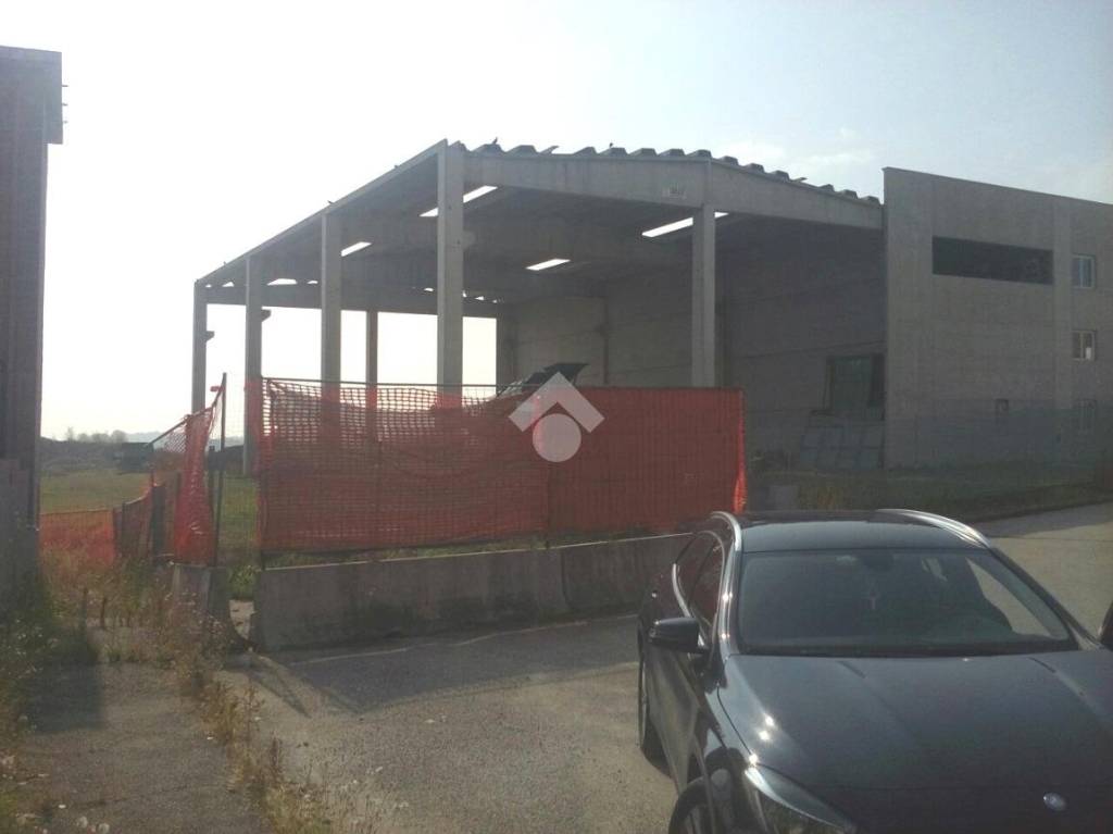 locale commerciale in vendita a Carignano